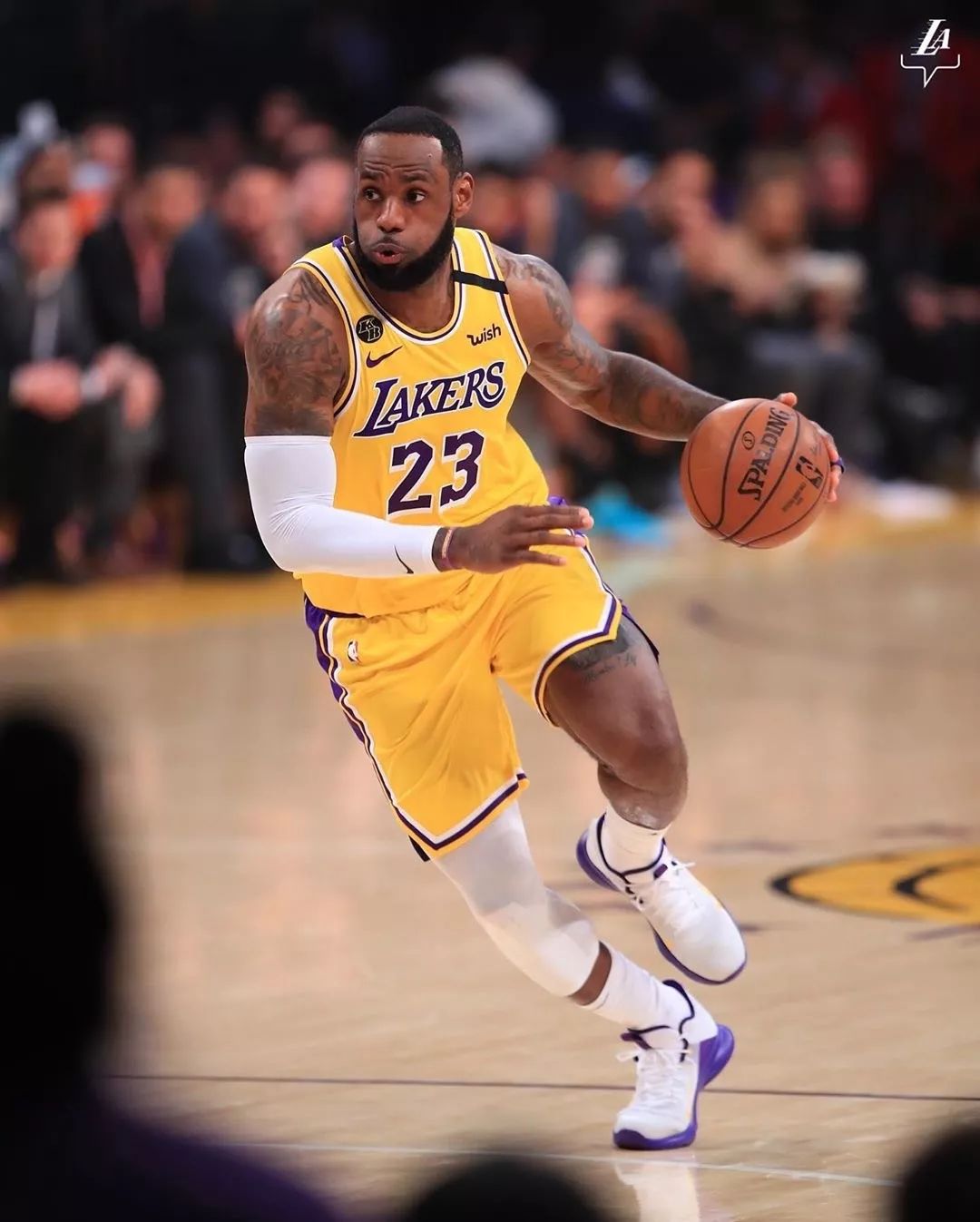 侧以三人前 侧以三人前